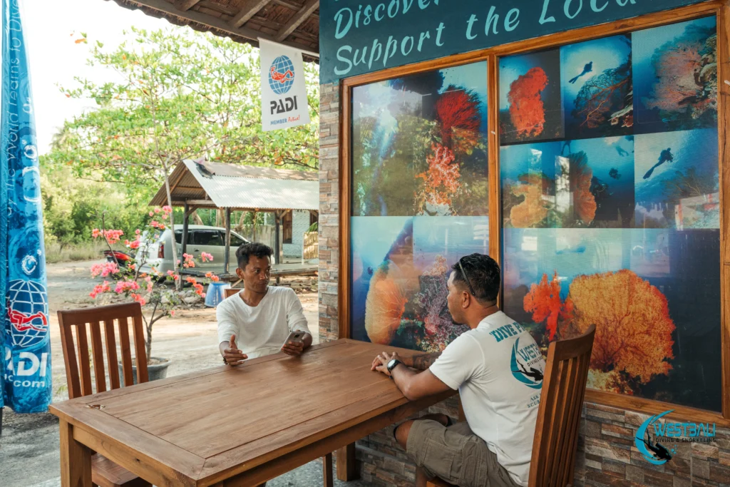 Komang, owner of West Bali Diving & Snorkeling, talks to a new PADI Open Water Course student.