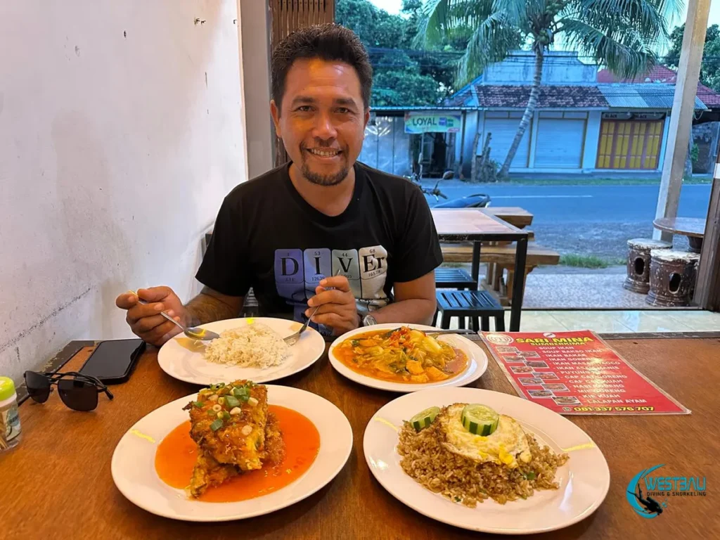 Komang with cap cay, pooyung hay, and nasi goreng at Depot Sari Mina Sumberkima.