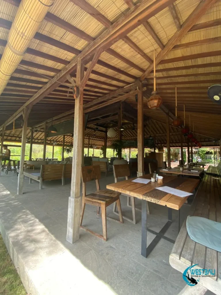 Casual open-air dining at Mangroove Bay Restaurant in Sumberkima.